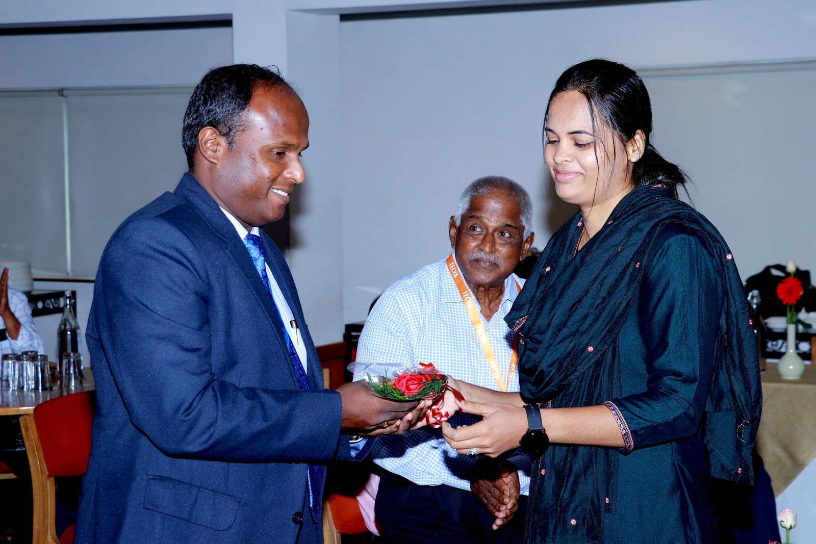 Receiving Guest of Honour Shri. ARUNVUJAYAN, Zonal Manager, Bank of Maharashtra, Ernakulam.