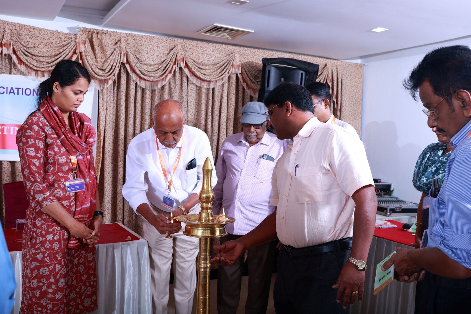 Lighting of lamp by VR. Ooommen C Vengal (Kottayam & Idukki V.P)